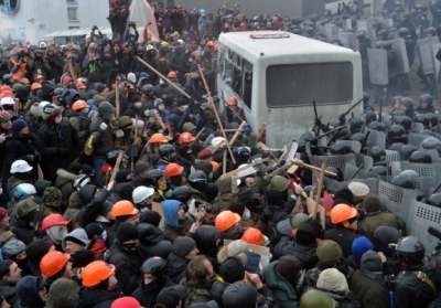 Люди в Украине имеют право на протест. Но важно помнить, что эти протесты должны быть мирными, - британский эксперт