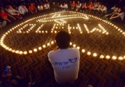 Китайські родичі пасажирів зниклого Boeing-777 Malaysia Airlines беруть участь у молебні біля готелю Metro Park Hotel у Пекіні 8 квітня 2014 року. Пошуки лайнера, який, ймовірно, затонув в Індійському океані, тривають п