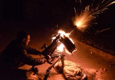 Украинский военнослужащий стреляет из автоматического гранатомета, вблизи села Пески, рядом с Донецком, 20 октября 2014 Фото: АFР