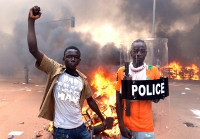 В Буркіна-Фасо тривають акції протесту: опозиція спалила парламент в центрі столиці