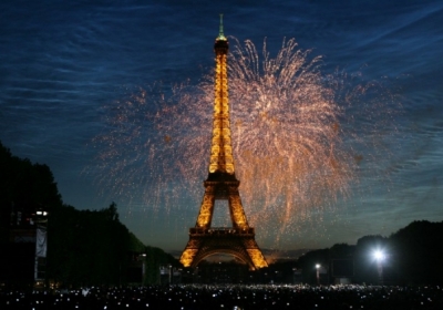 Фейерверк на Эйфелевой башне, во время традиционных праздников Дня взятия Бастилии 14 июля 2009 года в Париже. Фото: AFP