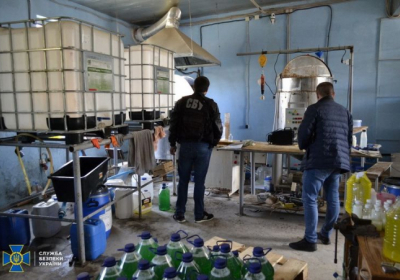 В Сумах разоблачили подпольное производство опасного антисептика, который продавали медучреждениям Фото: СБУ