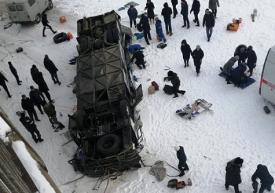 В России автобус с пассажирами упал с моста в реку, 15 погибших
