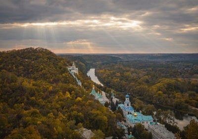 Святогірський монастир в сонячних променях: фото з України стало переможцем конкурсу від Вікіпедії