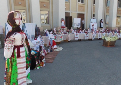 На Житомирщині просто неба експонують майже півтори сотні ляльок-мотанок
