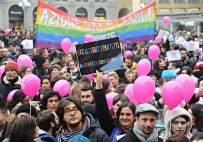 В Италии прошли многотысячные акции в поддержку однополых браков