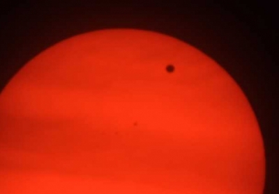 Венера проходить перед Сонцем, вид з планетарію в Гамбурзі, Німеччина. Фото: ЕРА