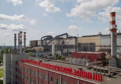 На большом заводе в Беларуси началась забастовка, власти подгоняют автозаки