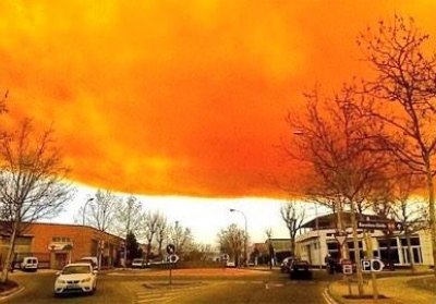 Токсична помаранчева хмара накрила місто в Каталонії