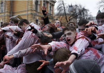 На Банкову прийшли зомбі, щоб протестувати проти російської пропаганди в телевізорах