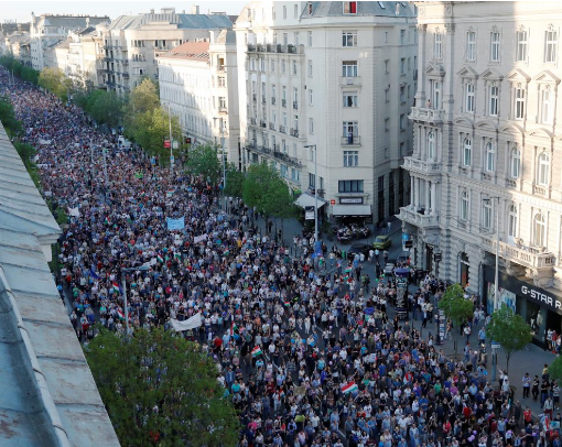 Угорці протестують проти контролю Орбана над ЗМІ