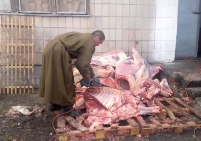 Как кормят украинских солдат: тушу 1968 года режут бензопилой на грязных подставках, - видео