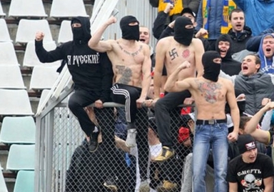 Харьковские болельщики со свастикой на груди разгромили стадион в Полтаве(фото) 