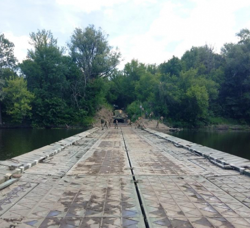 Військові на Луганщині встановили понтонний міст через Сіверський Донець, – ФОТО