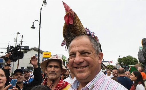 Президент Коста-Рики проглотил осу во время интервью, пошутил и продолжил говорить - ВИДЕО