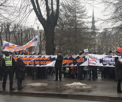 В Латвии люди вышли на протест против обучения на государственном языке