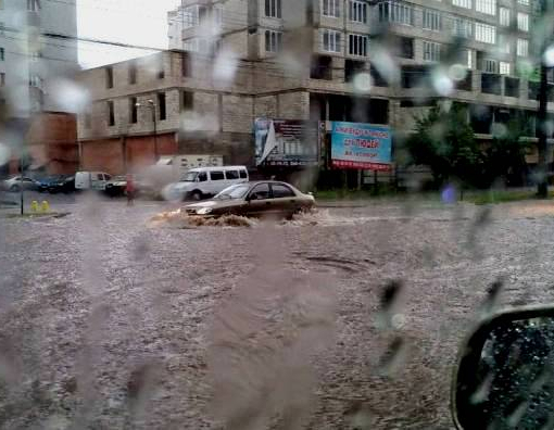 Злива у Вінниці затопила дороги і повалила дерева, – ФОТО