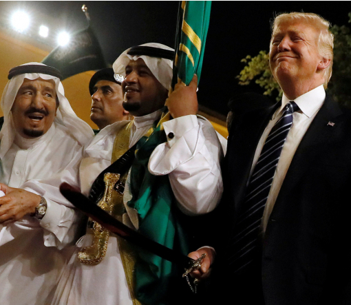Трамп, Тиллерсон и король Саудовской Аравии исполнили танец с саблями - ВИДЕО