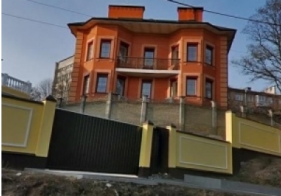 Азаров виставив на продаж свій особняк на Печерську