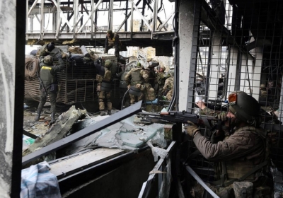 Бої за аеропорт продовжуються: частина будівель під контролем українських військових, - Міноборони