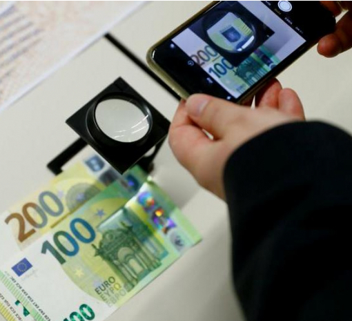 ЄЦБ презентував нові банкноти номіналом €100 і €200