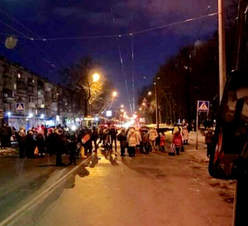 На акции против застройки в Киеве протестующие перекрыли дорогу, горела охранная будка