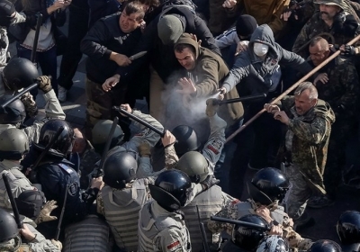 Среди провокаторов столкновений под ВР 14 октября задержано киевского милиционера, - СБУ