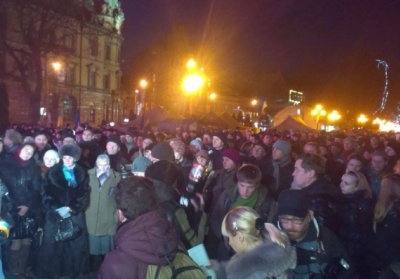 Несколько тысяч активистов во Львове захватили главное управление МВД 