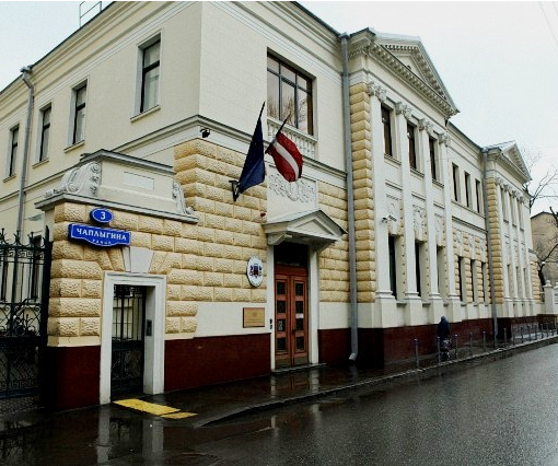 Посольство Латвії в Москві закидали димовими шашками