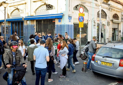 Украинские студенты в Тель-Авиве накормили прохожих 