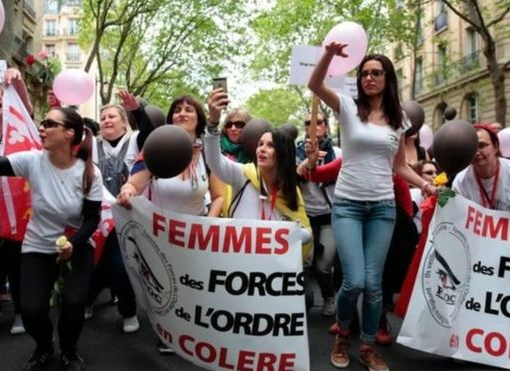 Жены и подруги полицейских вышли на протест в Париже