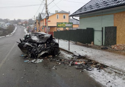 У Чернівецькій області позашляховик протаранив стіну магазину, троє людей загинули