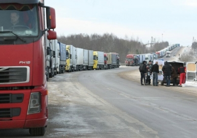 Спасатели кормят водителей, которые стоят на границе с Россией 