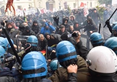 В Италии полиция применила слезоточивый газ против демонстрантов