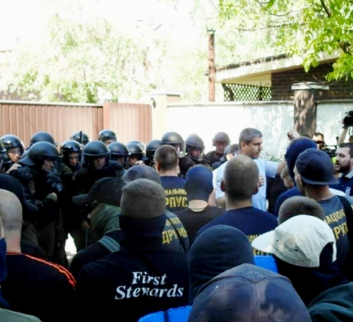 У сутичках біля будинку Льовочкіна постраждали поліцейські і журналіст