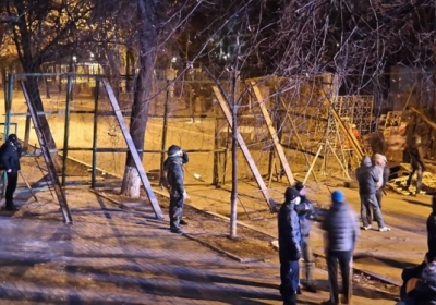 Майдан зводить нові барикади на відвойованих у силовиків територіях