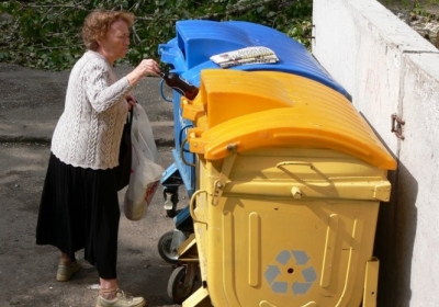Щоб зберегти благоустрій міста, киянам пропонують викидати сміття під землю