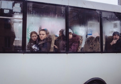11 лютого 2015 Фото: Макс Авдєєв / «Медуза» Жителі Донецька дивляться на житловий будинок, який постраждав під час обстрілу.