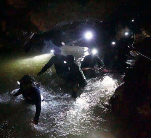 Илон Маск спустился в тайскую пещеру, где спасают детей