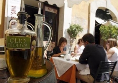 Відкриті карафки для оливкової олії в кафе країн ЄС хочуть заборонити