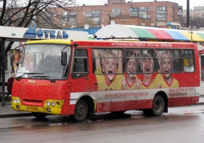 Азаров з вікон громадського транспорту, хоче бачити людські обличчя, а не рекламу
