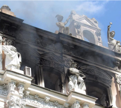 У центрі Києва загорілась історична будівля, – ФОТО