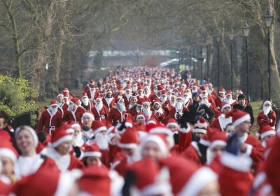 «Забіг Санта-Клаусів» в Баттерсі-парку, Лондон, Англія. Фото: AFP