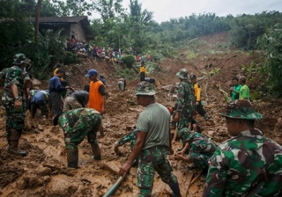 Кількість жертв повеней в Індонезії виросла до 35 людей
