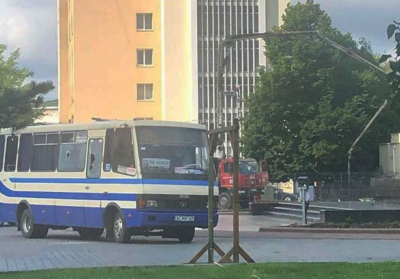 В Луцке неизвестный захватил автобус с заложниками