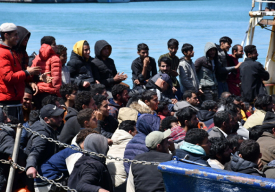 Біля узбережжя Італії врятували майже 600 мігрантів