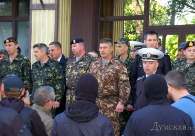 В Одессе пророссийские митингующие пикетировали здание ВМС, где их встретили пехотинцы