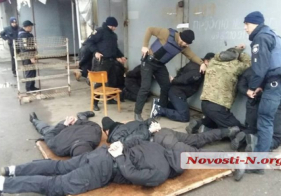 В Николаеве около 20 человек пытались ограбить местный рынок