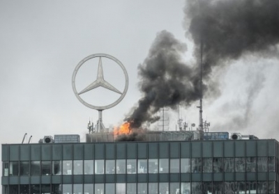 В Берлине вспыхнуло здание компании Mercedes