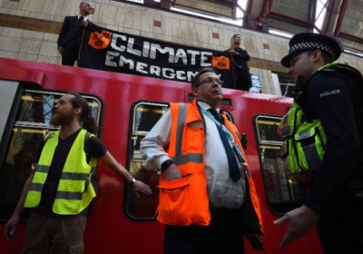 У Лондоні “кліматичні” активісти прив'язують себе до поїздів метро, - ФОТО